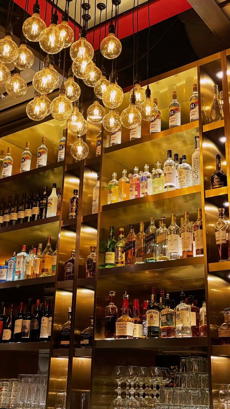 Bar lounge intérieur feutré, cocktails