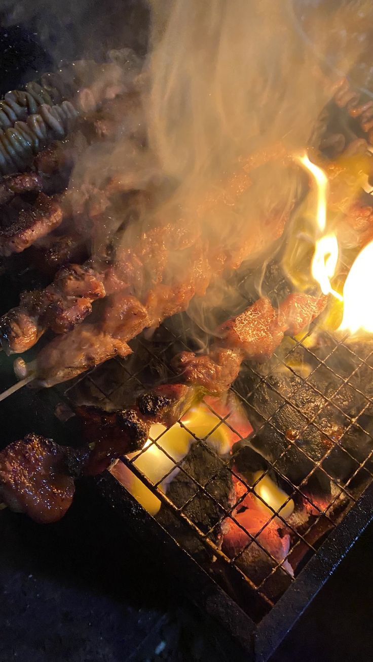 Cuisine ouverte chef préparant viande au feu de bois